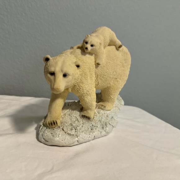 Mama polar bear and baby - Picture 3 of 10